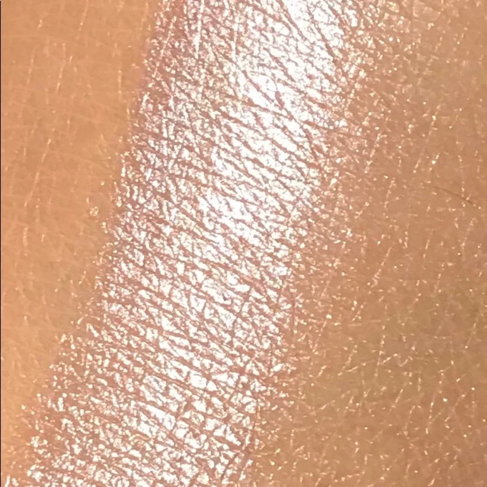 Wet N Wild Liquid Highlight in a pale pearlescent pink - Picture 3 of 5